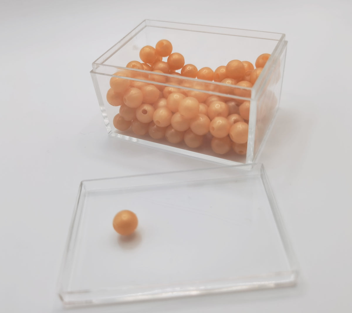 100 perles dorées dans une boîte en plastique