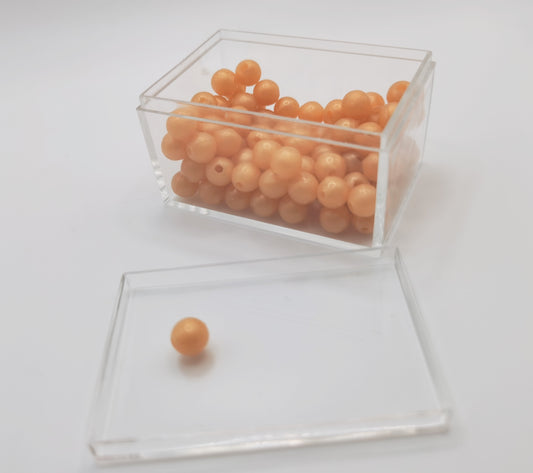 100 perles dorées dans une boîte en plastique