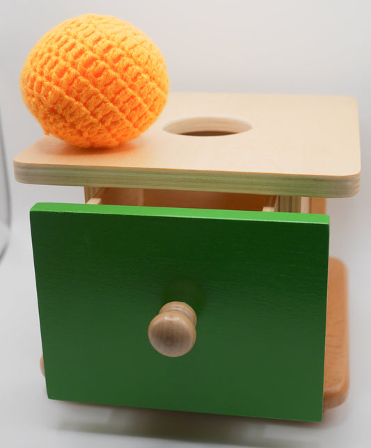 Boite "imbucare" à tiroir et balle de tricot