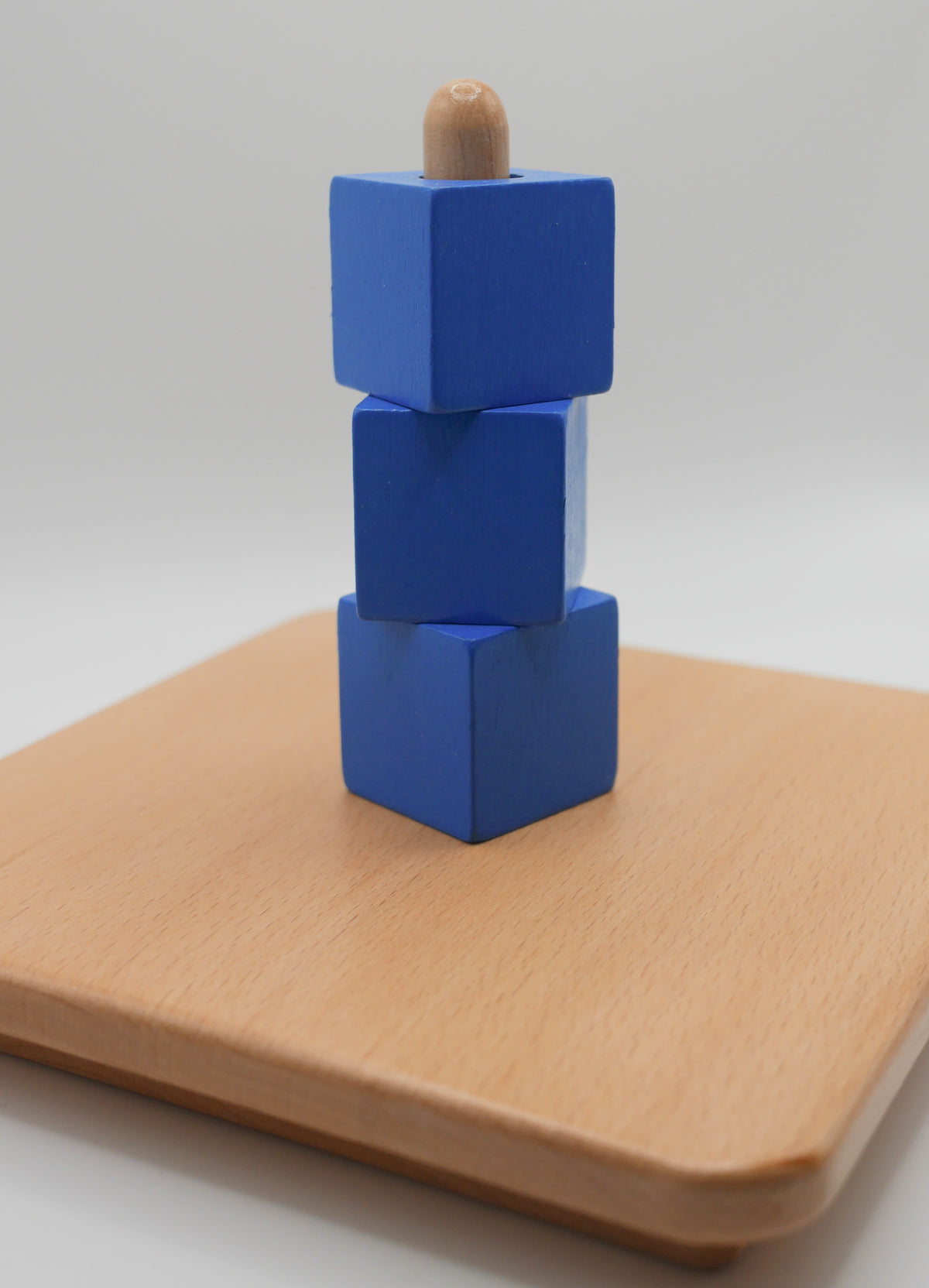 Cube bleu sur tige verticale