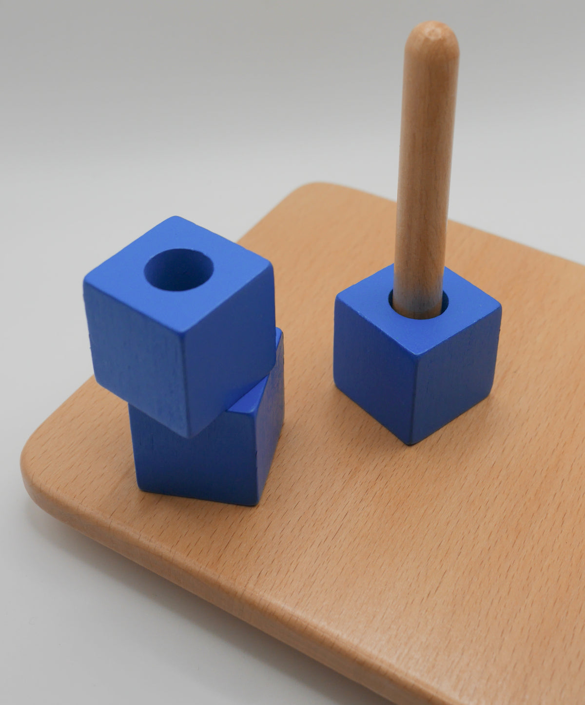 Cube bleu sur tige verticale